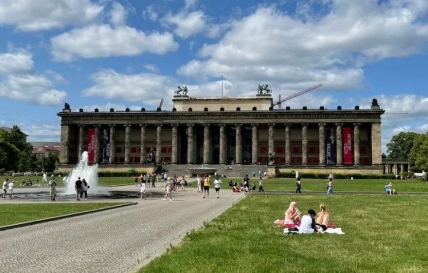 Sketching History on Museum Island