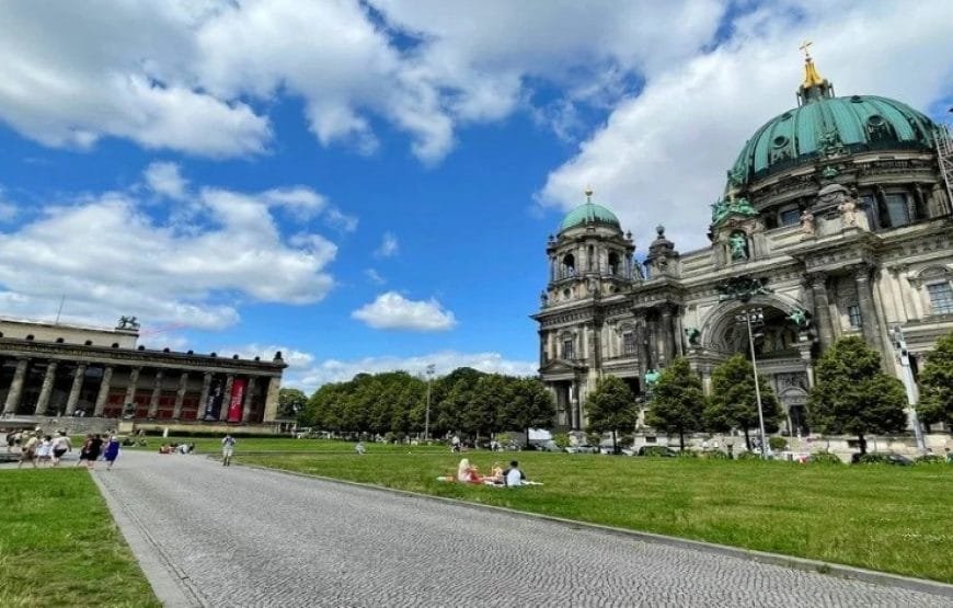 Sketching History on Museum Island